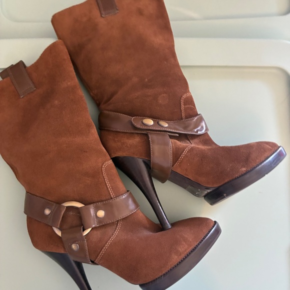 New BCBG Taupe brown tan Suede Slouch mid  HighHeeled Boots Y2K style 7.5 - Picture 8 of 16